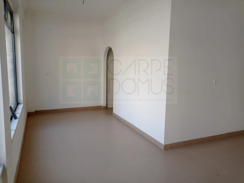 Loja para Arrendamento em Mina de Água Foto 13