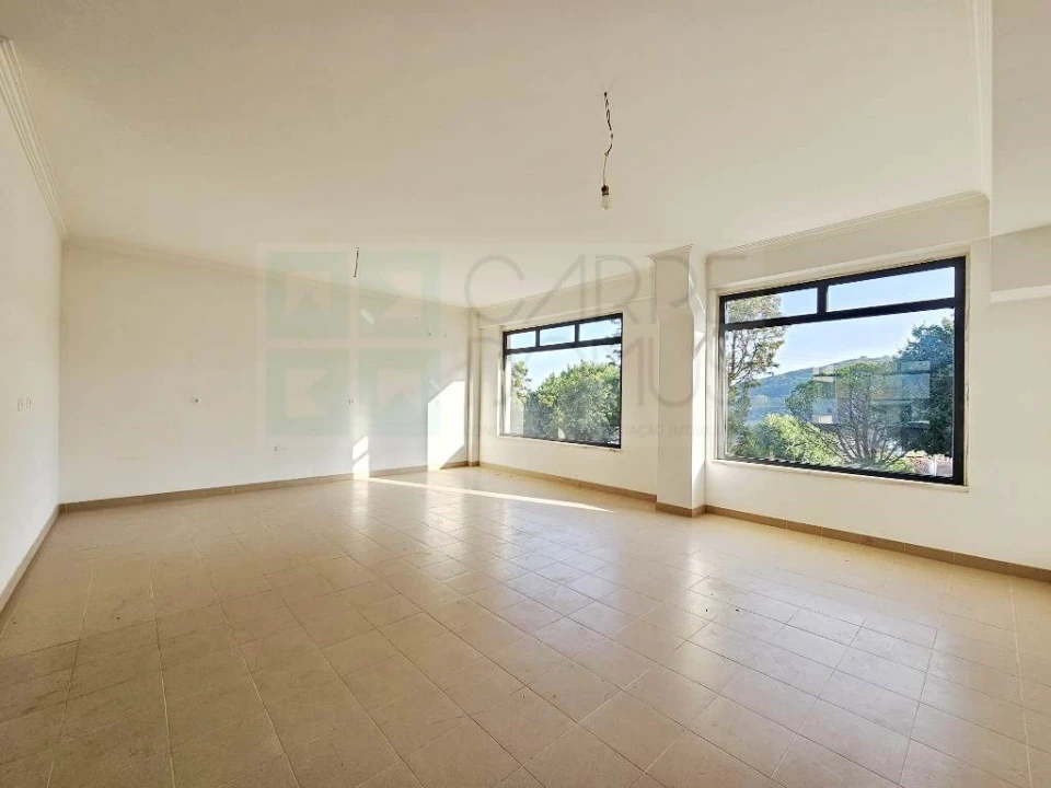 Loja para Arrendamento em Mina de Água Foto 4