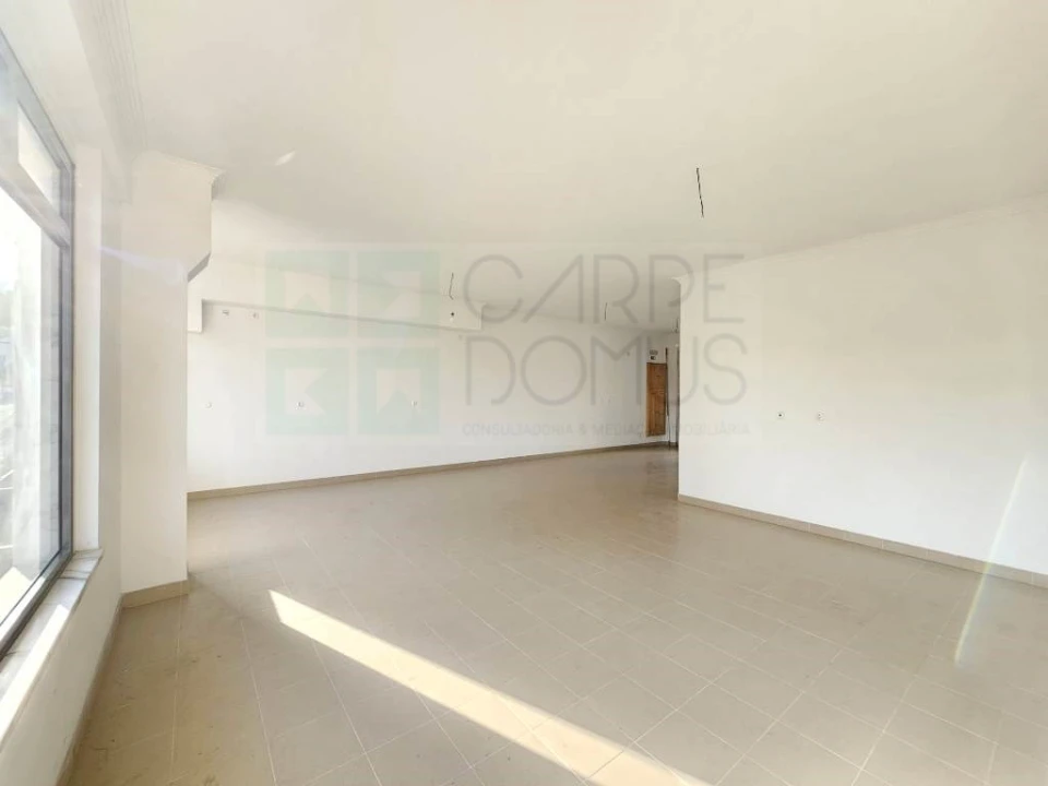 Loja para Arrendamento em Mina de Água Foto 2