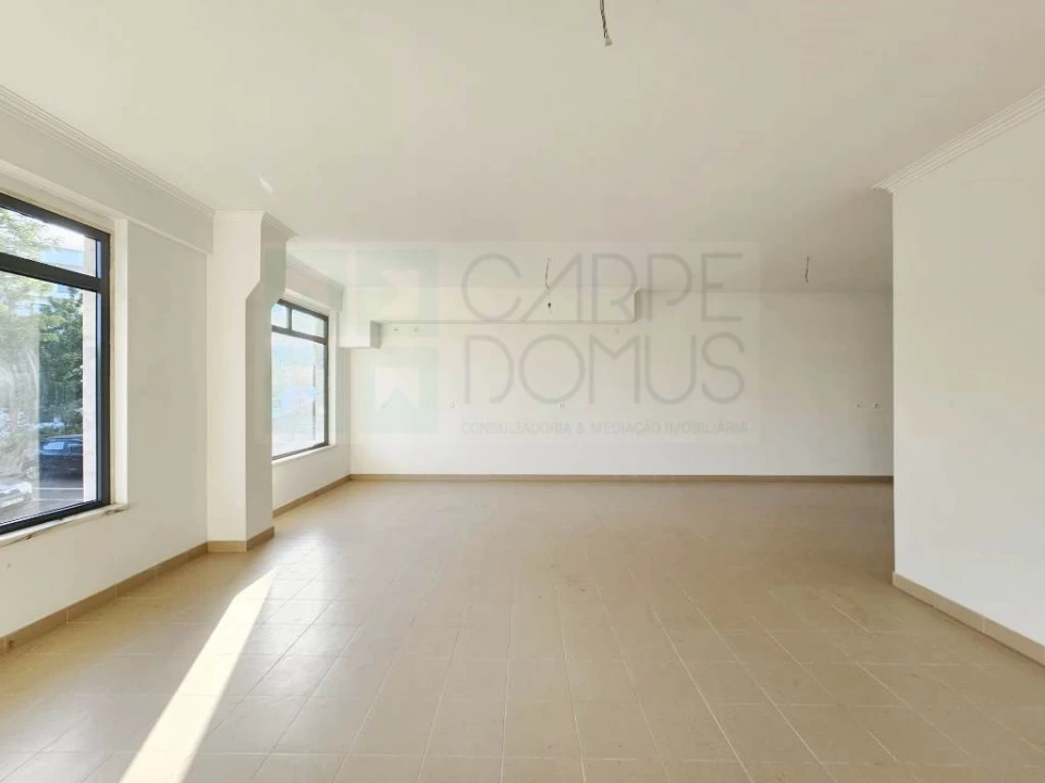 Loja para Arrendamento em Mina de Água Foto 3