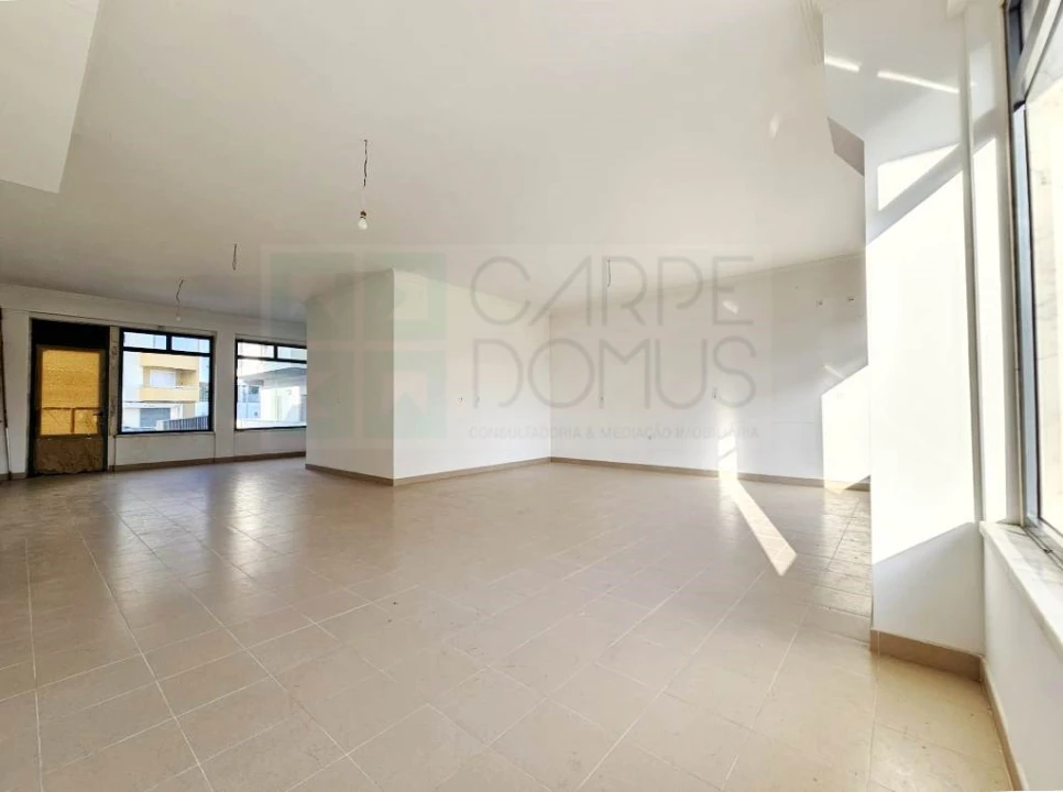 Loja para Arrendamento em Mina de Água Foto 9