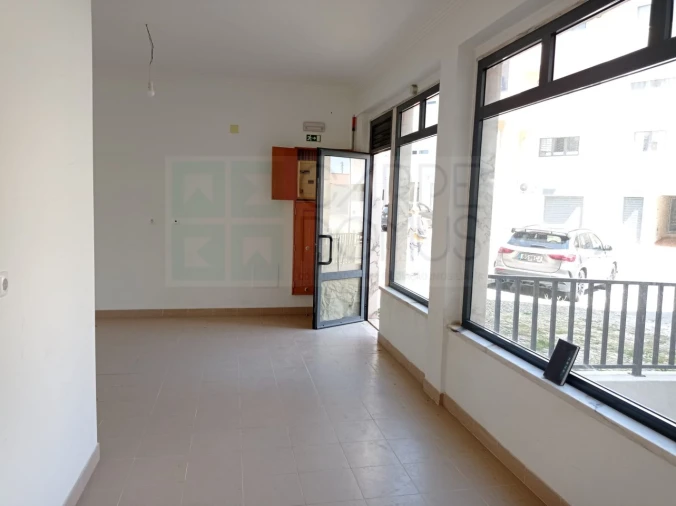 Loja para Arrendamento em Mina de Água Foto 21