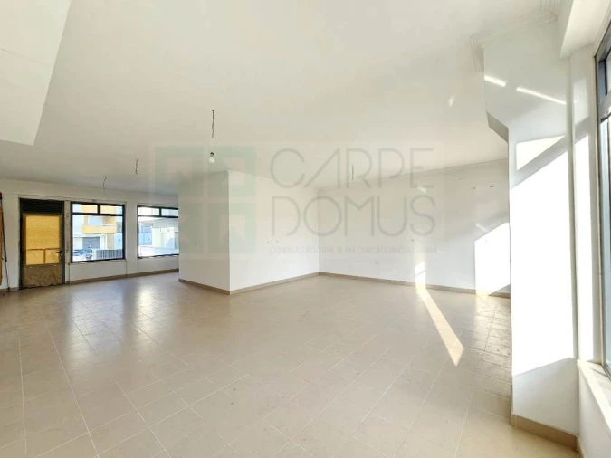 Loja para Arrendamento em Mina de Água