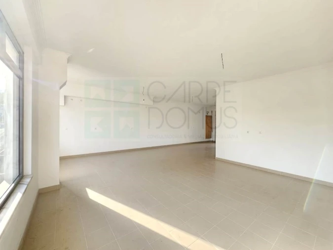 Loja para Arrendamento em Mina de Água Foto 2