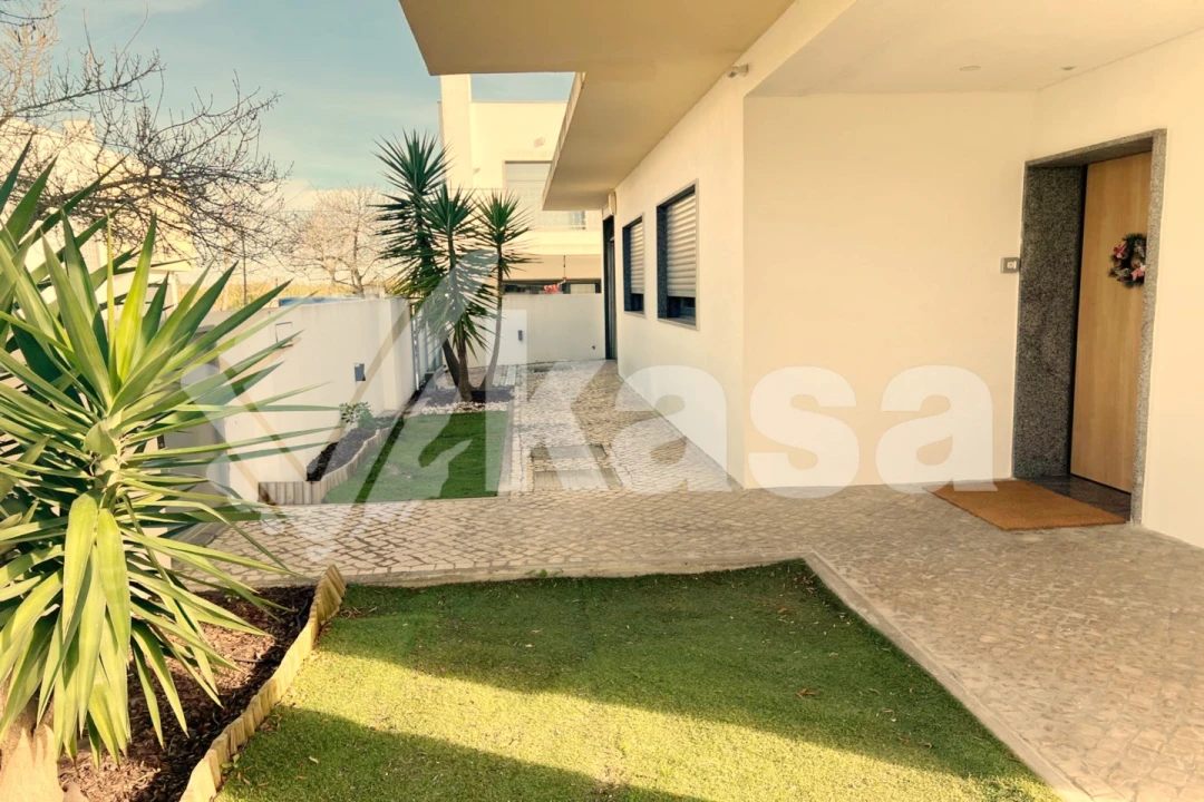 Moradia T4 para Venda em Santo Antonio da Charneca Foto 1