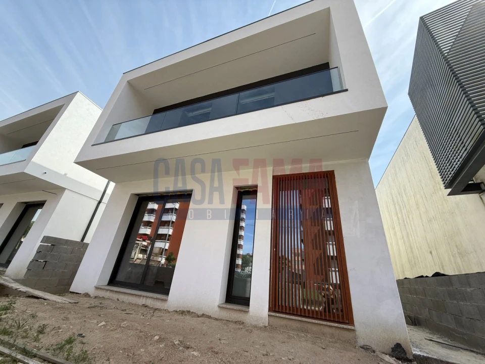 Moradia T3 para Venda em Arcozelo Foto 1