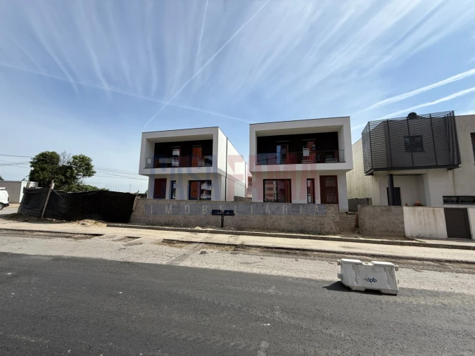 Moradia T3 para Venda em Arcozelo Foto 3