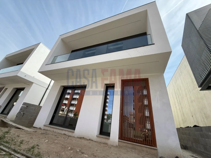 Moradia T3 para Venda em Arcozelo Foto 4