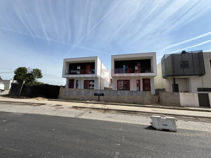 Moradia T3 para Venda em Arcozelo Foto 24