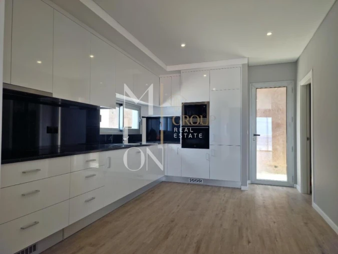 Moradia T4 para Venda em Paul do Mar Foto 2