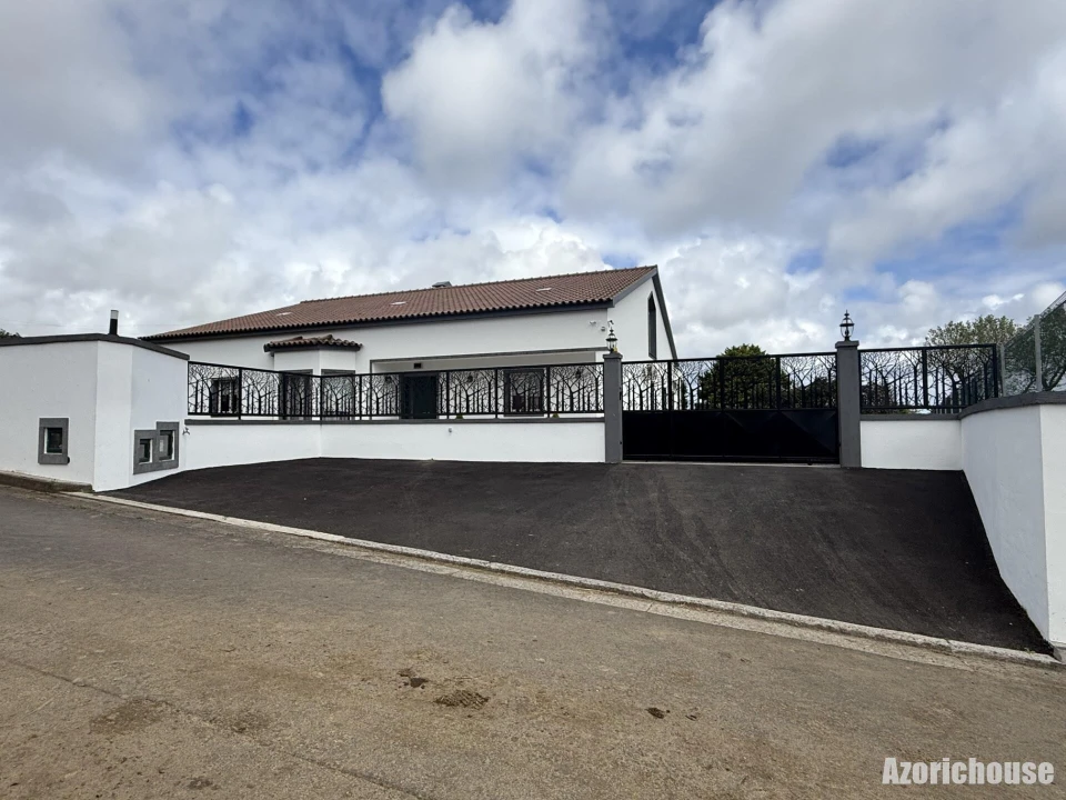 Moradia T6 para Venda em Rabo de Peixe Foto 1