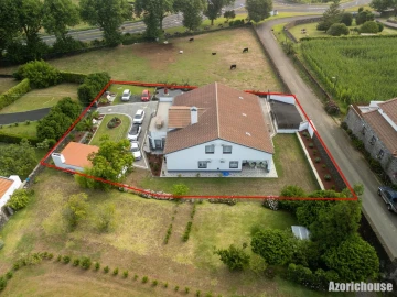 Moradia T6 para Venda em Rabo de Peixe