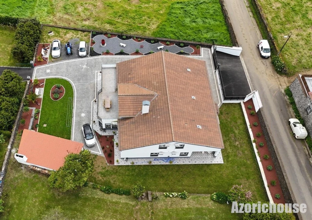 Moradia T6 para Venda em Rabo de Peixe Foto 9