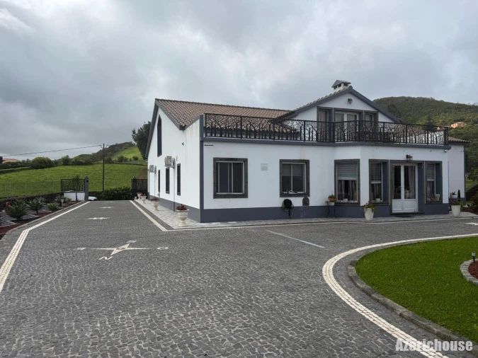 Moradia T6 para Venda em Rabo de Peixe Foto 3