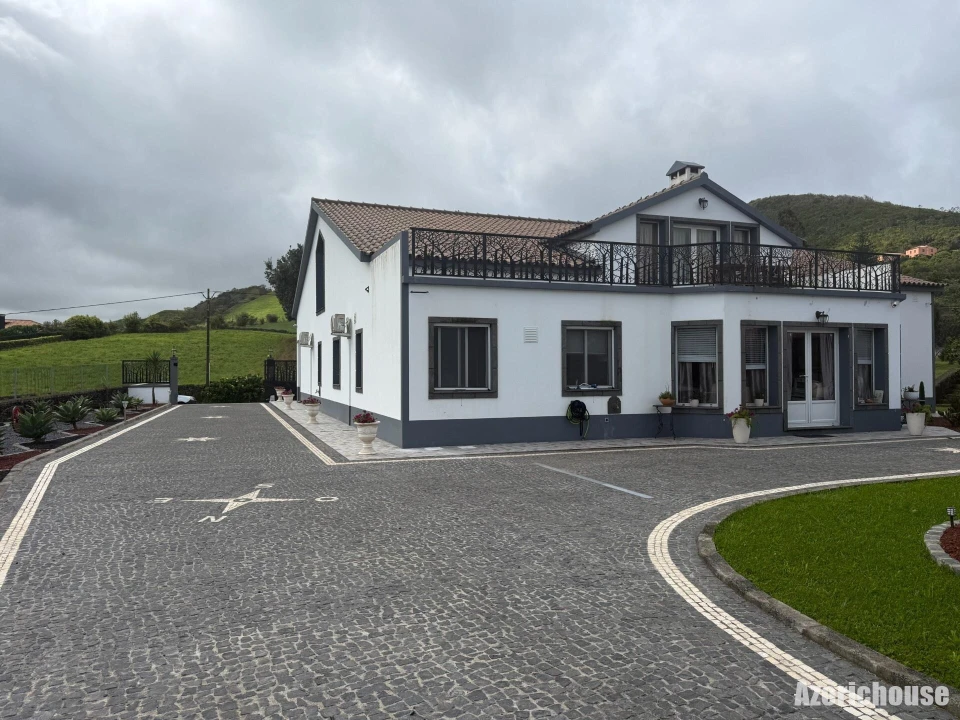 Moradia T6 para Venda em Rabo de Peixe Foto 3