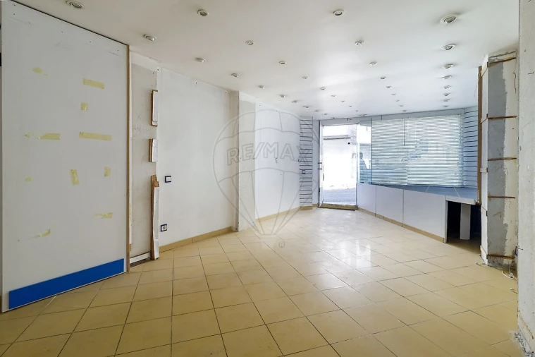 Prédio para Venda em Sacavém e Prior Velho Foto 25