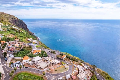 Moradia T4 para Venda em Arco da Calheta