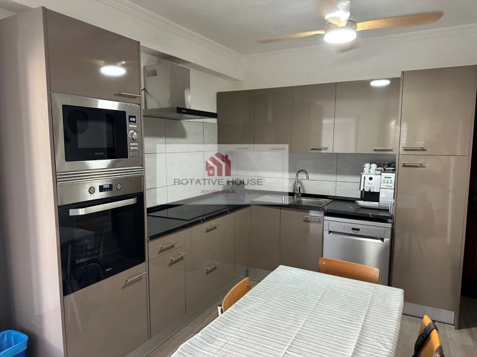 Moradia T4 para Venda em Assunção, Ajuda, Salvador e Santo Ildefonso Foto 1