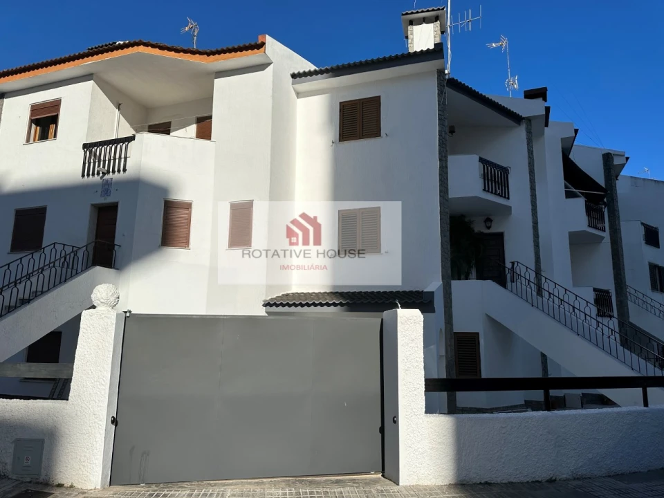 Moradia T4 para Venda em Assunção, Ajuda, Salvador e Santo Ildefonso Foto 3