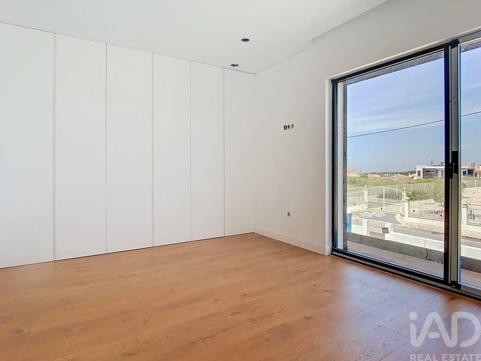 Moradia T4 para Venda em Igreja Nova e Cheleiros Foto 24