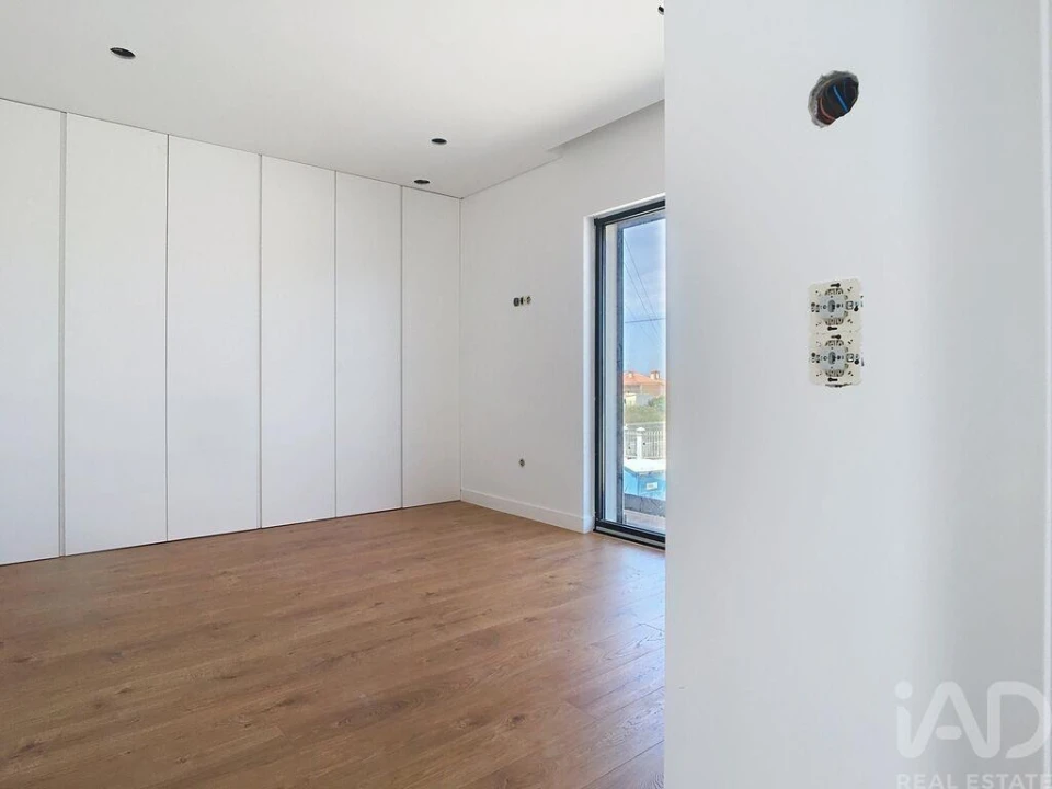 Moradia T4 para Venda em Igreja Nova e Cheleiros Foto 23