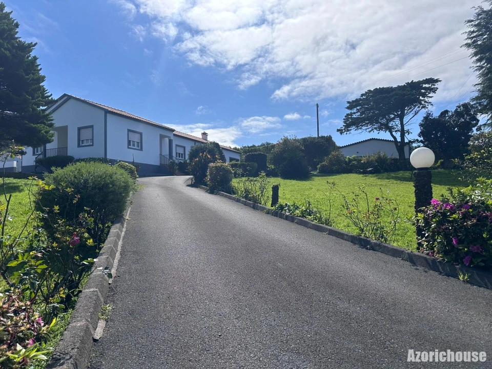 Moradia T9 para Venda em Rabo de Peixe Foto 1