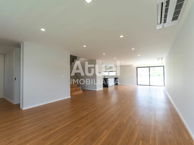 Moradia T4 para Venda em Mancelos Foto 7