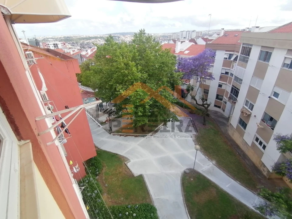 Quarto para Arrendamento em Ramada e Caneças Foto 1