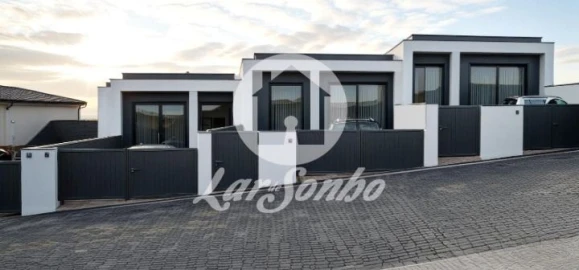 Moradia T3 para Venda em Santo Tirso, Couto (Santa Cristina e São Miguel) e Burgães