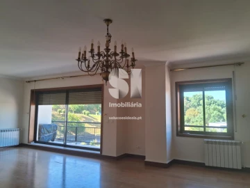 Apartamento T5 para Arrendamento em Santo Antonio dos Olivais