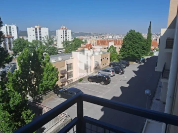 Apartamento T5 para Arrendamento em Santo Antonio dos Olivais