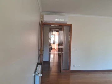 Apartamento T5 para Arrendamento em Santo Antonio dos Olivais