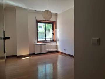 Apartamento T5 para Arrendamento em Santo Antonio dos Olivais