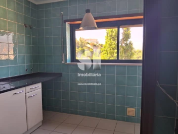 Apartamento T5 para Arrendamento em Santo Antonio dos Olivais