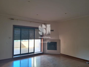 Apartamento T5 para Arrendamento em Santo Antonio dos Olivais