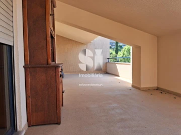 Apartamento T5 para Arrendamento em Santo Antonio dos Olivais