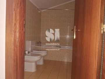 Apartamento T5 para Arrendamento em Santo Antonio dos Olivais