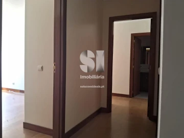 Apartamento T5 para Arrendamento em Santo Antonio dos Olivais