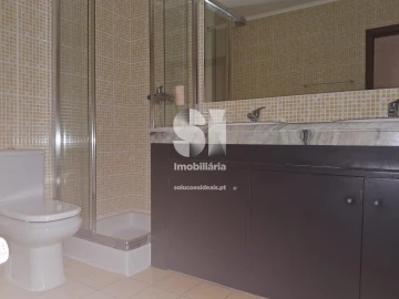 Apartamento T5 para Arrendamento em Santo Antonio dos Olivais