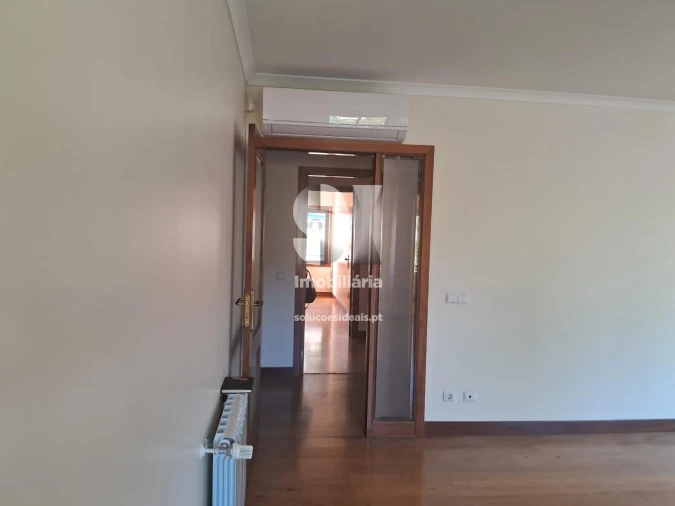 Apartamento T5 para Arrendamento em Santo Antonio dos Olivais Foto 4
