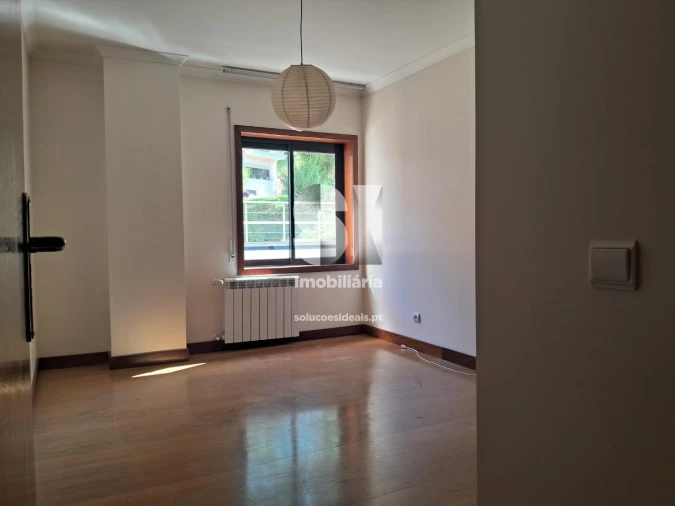 Apartamento T5 para Arrendamento em Santo Antonio dos Olivais Foto 8