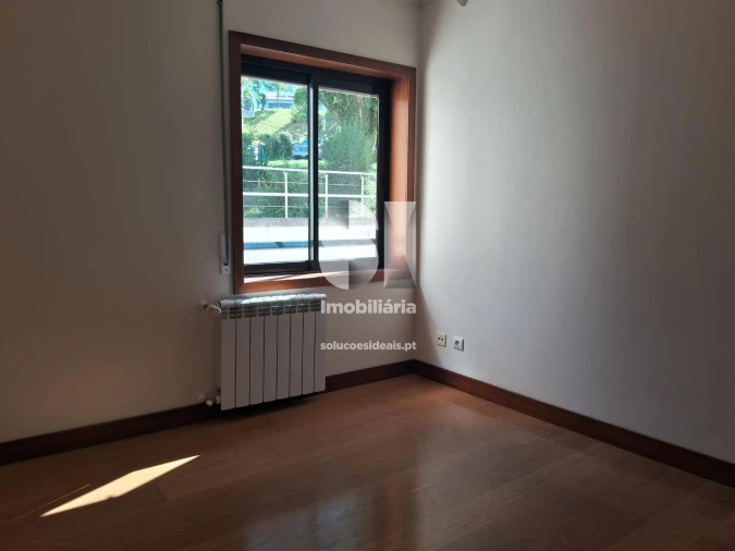 Apartamento T5 para Arrendamento em Santo Antonio dos Olivais Foto 9