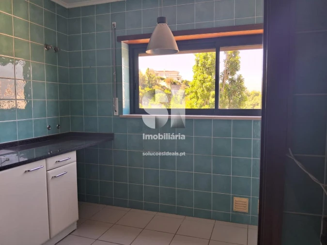 Apartamento T5 para Arrendamento em Santo Antonio dos Olivais Foto 12