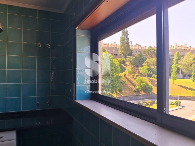 Apartamento T5 para Arrendamento em Santo Antonio dos Olivais Foto 16