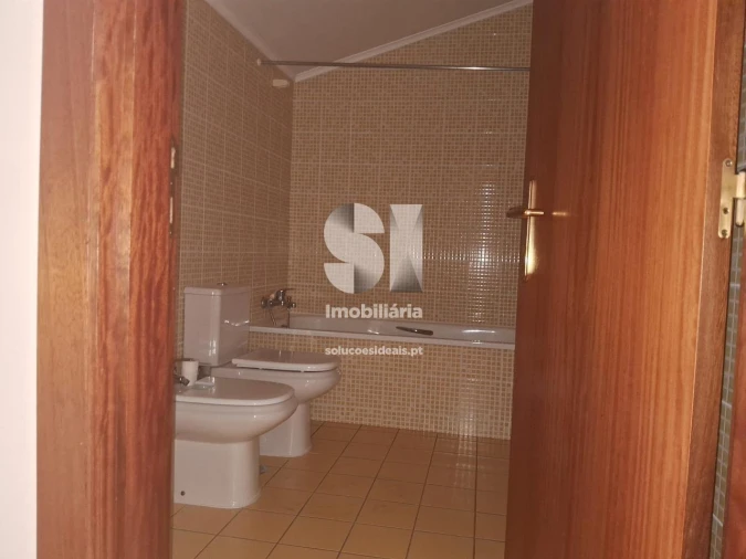 Apartamento T5 para Arrendamento em Santo Antonio dos Olivais Foto 20