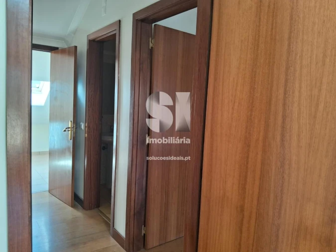 Apartamento T5 para Arrendamento em Santo Antonio dos Olivais Foto 22