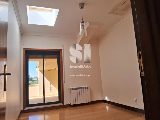 Apartamento T5 para Arrendamento em Santo Antonio dos Olivais Foto 23