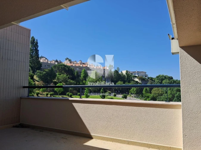 Apartamento T5 para Arrendamento em Santo Antonio dos Olivais Foto 24