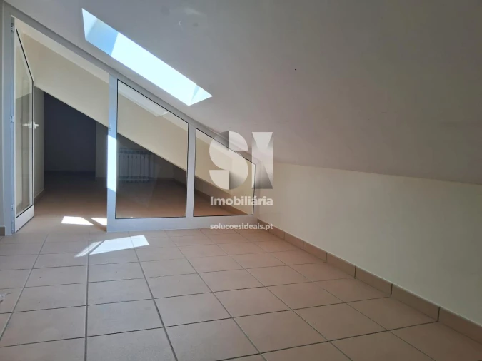 Apartamento T5 para Arrendamento em Santo Antonio dos Olivais Foto 26