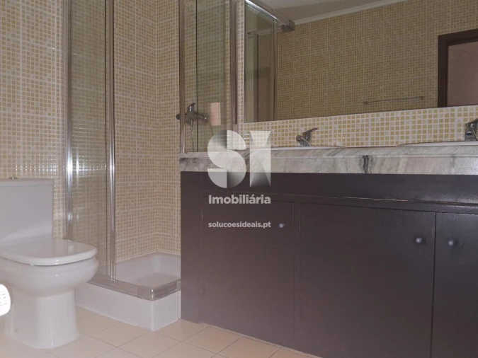 Apartamento T5 para Arrendamento em Santo Antonio dos Olivais Foto 30